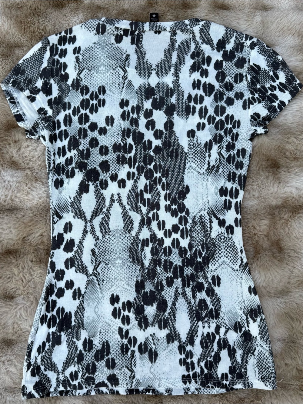 New! Express Women's Black & White Snake-Print Short Sleeve Tee - Picture 4 of 4